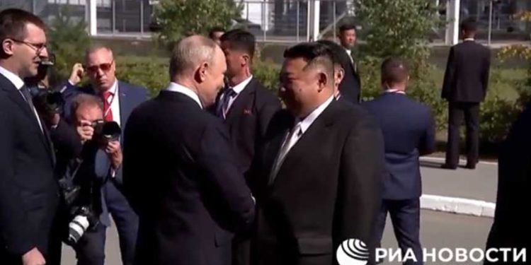 普京金正恩地位顛倒?(推特視頻截圖)