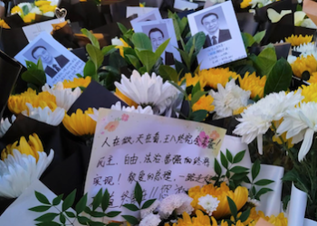 無聲反抗！悼念李克強運動蔓延逾20城 悼詞直指當局 警上陣 北京維穩升級（視頻）