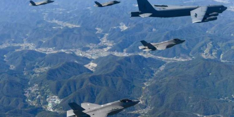 一架美國 B-52 轟炸機周二首次降落在韓國之前與韓國戰鬥機進行了演習。（韓國空軍供圖）
