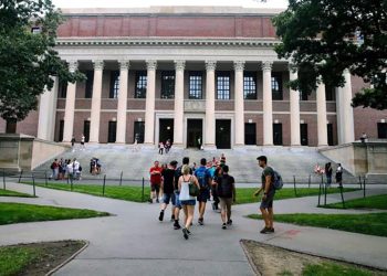 學生們在哈佛大學的圖書館前。（File- Charles Krupa/AP Photo）