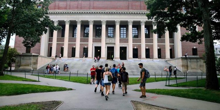 學生們在哈佛大學的圖書館前。（File- Charles Krupa/AP Photo）