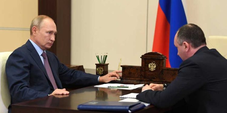 2020年8月,俄羅斯總統普京會見俄羅斯國際統一系統電力公司執行長Boris Kovalchuk 。(俄羅斯克里姆林宮官網圖)