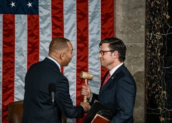 週三，美議長約翰遜上任，即將面對邊境安全、預算赤字、以巴戰爭等等的史無前例挑戰。