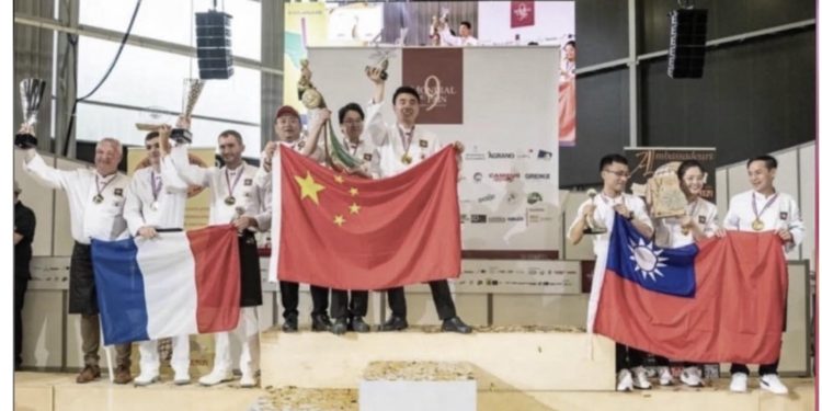 大陸台灣國旗首同框 矢板明夫:凸顯中共外交部的混亂。圖為2023年法國世界麵包大賽頒獎儀式(圖片翻拍自矢板明夫俱樂部臉書)