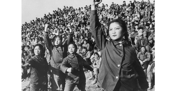 中共宣傳頻現高級黑 馬克思結合孔夫子抬轎習近平?圖為中共文化大革命期間,江蘇省襄陽公社的成員在參加「批林批孔」運動時,業餘藝術團表演批評孔子的民謠。(圖片:Getty Images)