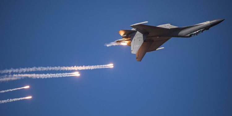 中共再度危險攔截加拿大軍機。圖為中共J-16戰鬥機（Photo by STR / AFP) / China OUT (Photo by STR/AFP via Getty Images）