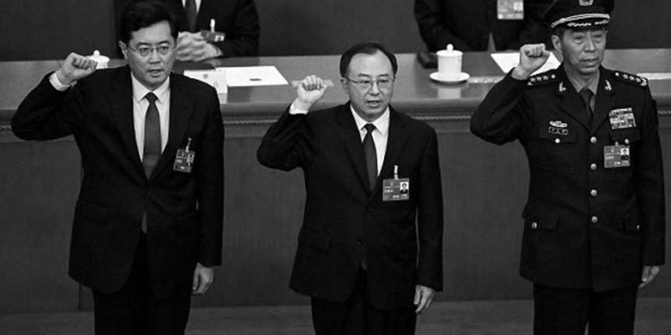 2023年3月12日,中共防長李尚福(右一)和外長秦剛(左一)宣誓就職。 (圖片:NOEL CELIS / AFP) (Photo by NOEL CELIS/AFP via Getty Images) (圖片:NOEL CELIS / AFP) (Photo by NOEL CELIS/AFP via Getty Images)
