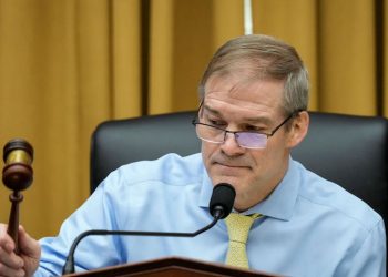 2023年2月1日，美國眾議院司法委員會主席喬丹（Jim Jordan）敲響木槌，開始在國會山舉行關於美國南部邊境安全的聽證。這是共和黨人召集的一系列聽證會中的第一次，目的是審查拜登政府對美國-墨西哥邊境的邊境安全和移民的處理。(圖片： Drew Angerer/Getty Images)