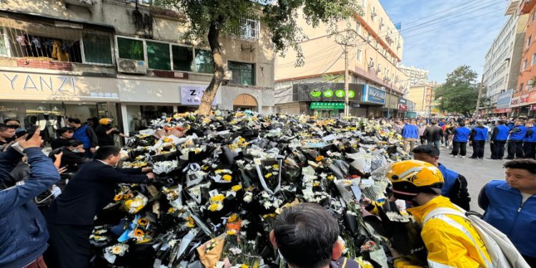 李克強的安徽老家、故居、和他工作過的河南鄭州鮮花和花圈堆成小山,人們排著隊獻花悼念。(網絡圖片)
