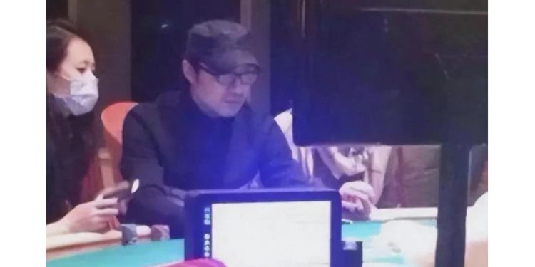 章子怡汪峰離婚案持續延燒 網爆兩人離婚原因和商業版圖。團為章子怡(左)和汪峰在賭桌上(網絡圖片)