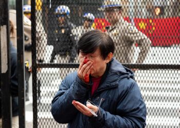 抗議者與粉紅衝突升級 中共買兇首現流血事件 界立建被捕 岸習會登場 拜登X貼文。圖為16日一名抗議男子在舊金山亞太經濟合作組織（APEC）峰會附近被親共者毆打流血。(Photo by JASON HENRY/AFP via Getty Images)