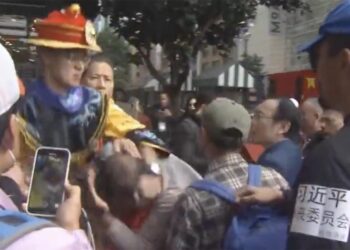 習很尷尬！又打起來了！抗議與親共群體爆激烈衝突 「皇帝」暴打小粉紅