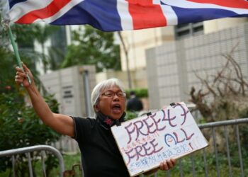 【香港要聞】羈押逾千日 最大國安案結案陳詞；美議員譴責親共粉紅 英媒揭中共派特工監視抗爭者