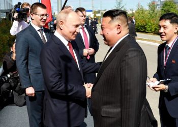 2023年9月13日，俄羅斯總統普京與來訪的朝鮮領導人金正恩會面，兩人互贈步槍，還討論送朝鮮人上太空。（X/@nexta_tv）