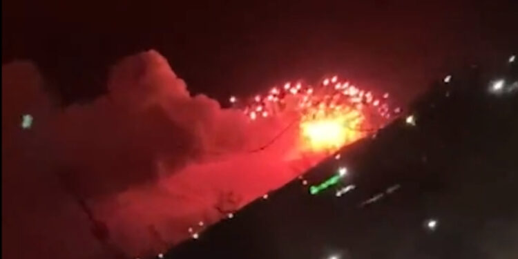 2023年11月15日夜間,俄羅斯西南部伏爾加格勒地區的一個大型軍火庫被認為遭到無人機襲擊,導致多起爆炸。(視頻擷圖)