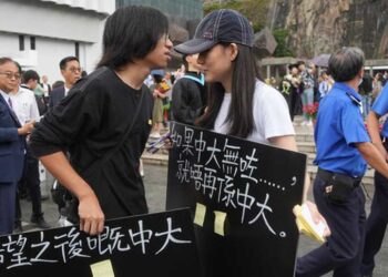 中大生畢業禮躺平 被指干擾秩序 （網絡截圖）
