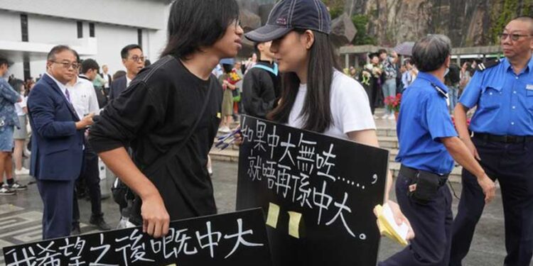 中大生畢業禮躺平 被指干擾秩序 （網絡截圖）