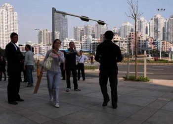 中國70城房價狂跌 二手房掛牌量暴漲 網民：明天會更便宜（圖片：China Photos/Getty Images)