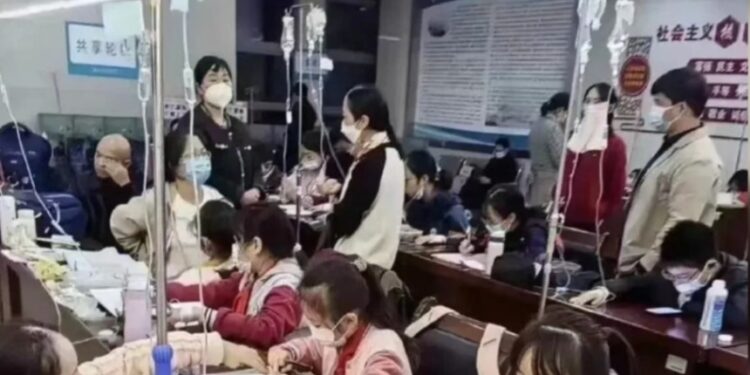 圖為發病的學生在打點滴的同時還在做功課(微博截圖)