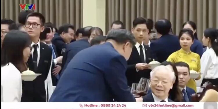 畫風變了! 繼舊金山「不打台灣」後 習近平越南主動起身敬酒。圖為習近平在越南的歡迎宴會上向越共書記阮富仲敬酒(網絡視頻截圖)