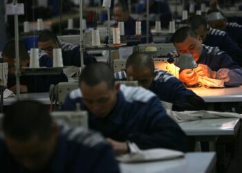 英國品牌產品中暗藏中國監獄奴工證據 知情人曝更多真相