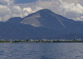 日本最大湖水位下降 罕見奇景浮現