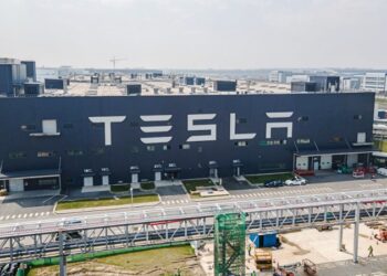 特斯拉再出事 機器人襲擊工程師遭強制關機