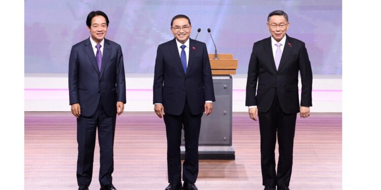 (L-R) Lai Ching-te, presidential candidate from the ruling Democratic Progressive Party (DPP), Hou Yu-ih, presidential candidate from the main opposition Kuomintang (KMT), and Ko Wen-je, presidential candidate from the opposition Taiwan People's Party (TPP), pose for a picture during a debate in Taipei on December 30, 2023. (Photo by Pei Chen / POOL / AFP) (Photo by PEI CHEN/POOL/AFP via Getty Images)