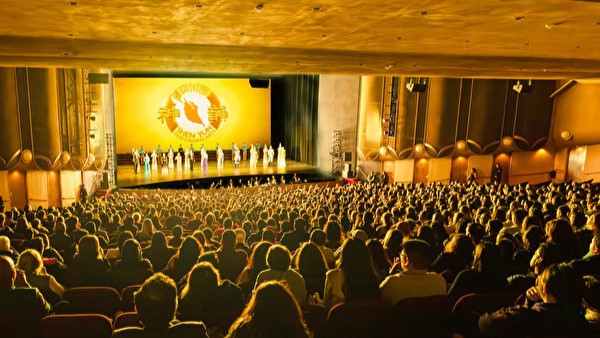神韻世界藝術團2023年12月29日晚在加州聖荷西表演藝術中心隆重開幕。(野上浩史/大紀元)