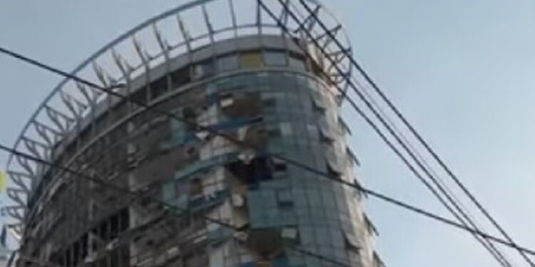 圖中為在此次襲擊中遭俄羅斯空襲的民居(圖片來源:視頻截圖)。