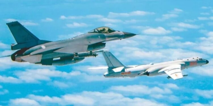 挪威將供烏F-16戰機。圖為台灣F-16V戰機(左)監控共機圖(台灣國防部提供)