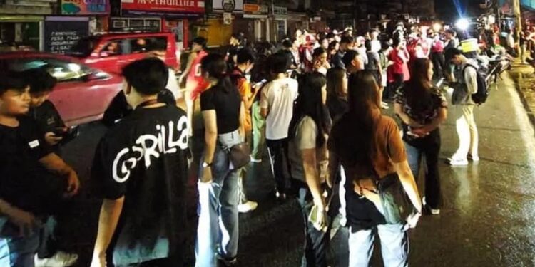 菲律賓週六晚發生7.4級地震,圖中為地震後南蘇里高人們都躲在街上。(圖片來源:臉書網友圖片)