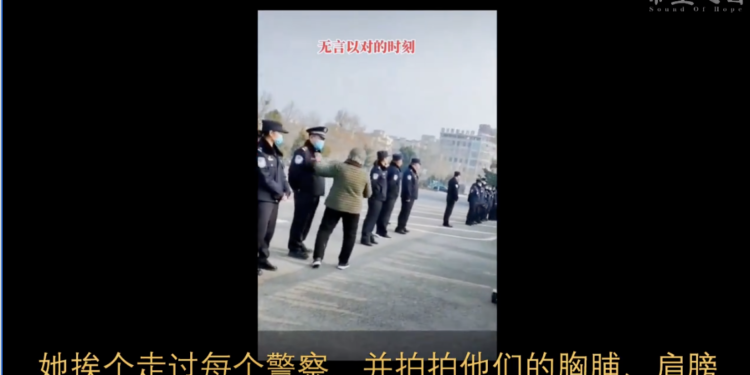 死者的奶奶拿著照片一一展示給戒嚴警察，警察們全都沈默不語。（視頻截圖）
