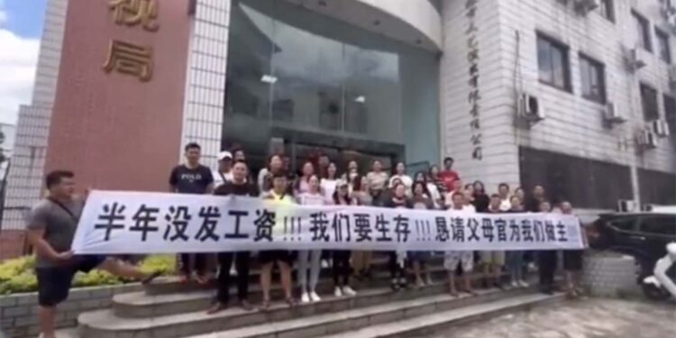 多地公務員討薪(網絡視頻截圖)