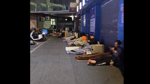 深圳大量失業人員露宿街頭遭驅趕(視頻截圖)