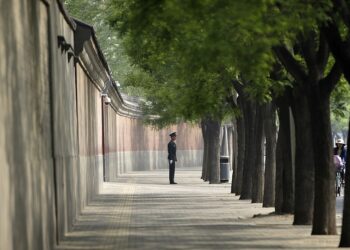 中國解封兩週以來傳出，首都北京藥房、醫院的治療室急診室、火化場等地人滿為患的照片及視頻。與此同時，大量中共高官逝世。圖為一名士兵站在中南海領導大院的紅牆旁。(圖片：Jason Lee-Pool/Getty Images)