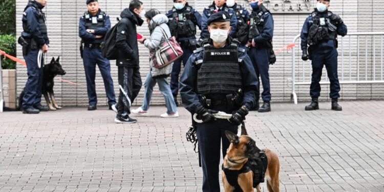 黎智英國安案進入第三日審訊,警方出動荷槍實彈的反恐特勤隊及警犬戒備。(Getty images)