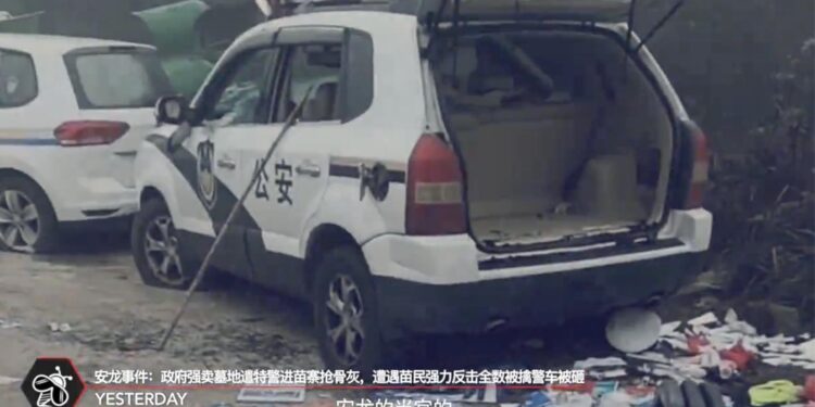 新年伊始苗族人抗暴 砸爛警車 俘虜特警(圖片截取自X帳號「昨天」推特視頻)