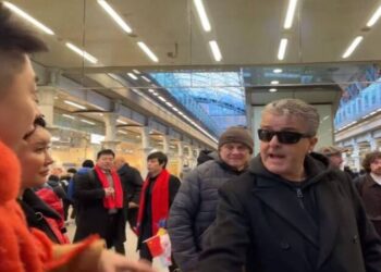 手舉五星旗 小粉紅對英國鋼琴家耍混 竟以為是在中國