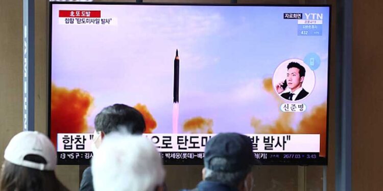 圖為朝鮮發射極音速導彈新聞報導(Chung Sung-Jun/Getty Images)