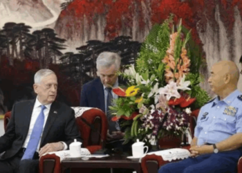 2018年6月28日，時任美防長馬蒂斯在北京與中共軍委排名第一的副主席許其亮會談。（圖：AP）