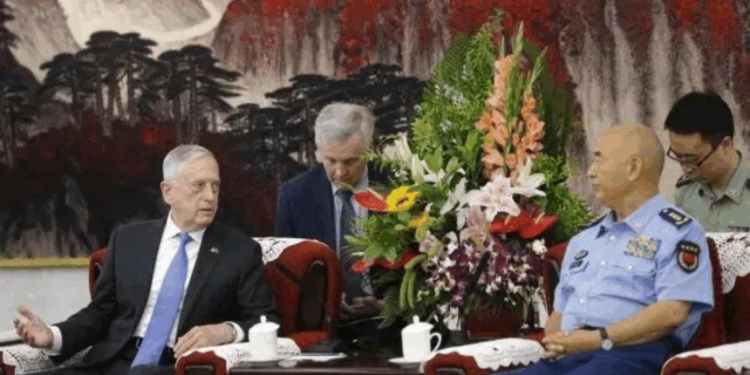 2018年6月28日,時任美防長馬蒂斯在北京與中共軍委排名第一的副主席許其亮會談。(圖:AP)