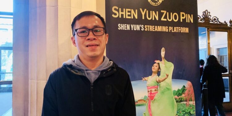 舊金山灣區的華人小伙David Huang觀看了神韻2024年1月4日在舊金山歌劇院的首場演出。（子涵/希望之聲）