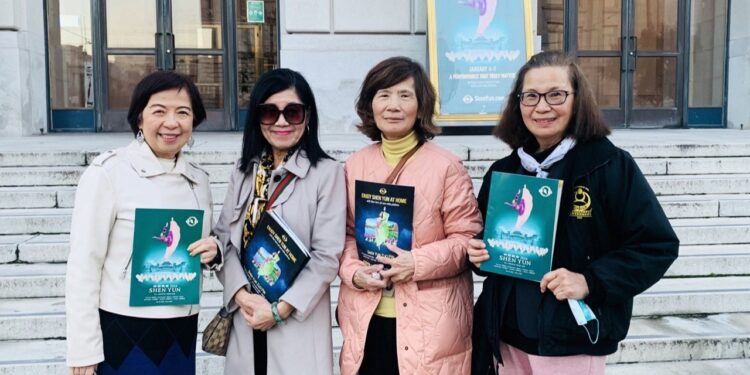 熱愛舞蹈的華人基督徒梁小貞女士（左一），2024年1月4日和朋友一起觀賞了神韻在舊金山的首演。這已經是她第三度觀看神韻。（子涵/希望之聲）