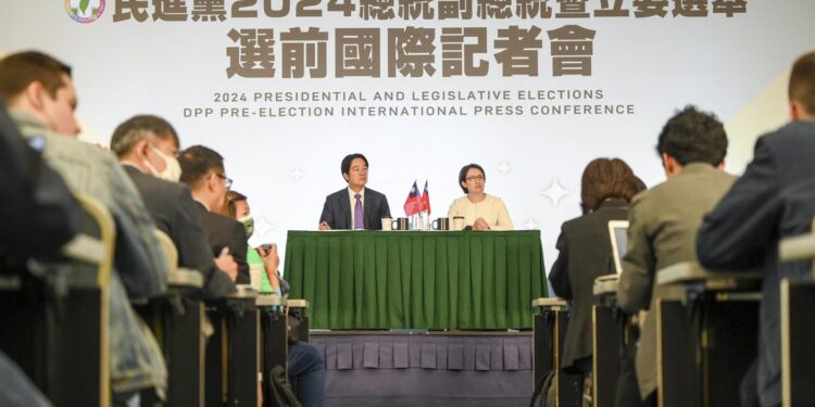 民進黨國際記者會後 中共突發衛星穿過台灣南部 台首發「國家級警報」圖為台灣副總統兼執政的民進黨總統候選人賴清德(左)及其搭檔蕭美琴於2024年1月9日在台北舉行記者會。 (Photo by SAM YEH/AFP via Getty Images)