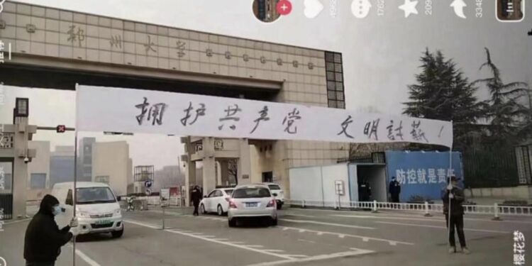 年關將近 中共國安再發文恐嚇。圖為中國民眾拉橫幅討薪(網絡圖片)