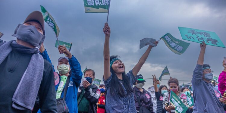 候選人加大造勢拉票 趙少康越俎代庖 台禁持短期簽證的中國籍記者寫選舉報導(Photo by Annabelle Chih/Getty Images)