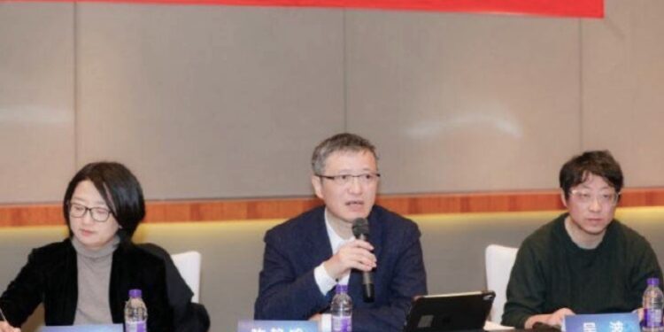 被中共稱為「中國肺移植第一人」的醫生陳靜瑜(中)自曝2023年他做了370起肺移植手術。