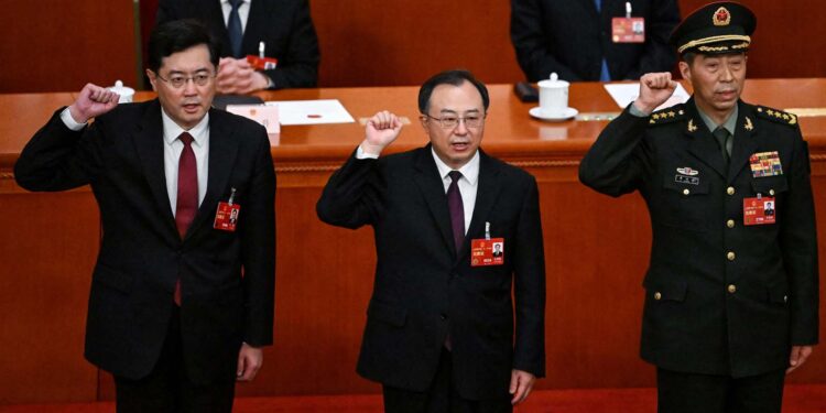 港媒指,中共二十屆三中全會上秦剛、李尚福的中央委員資格或都不保。圖為2023年3月12日在北京大會堂舉行的全國人大第五次會議上,新當選的中共國務委員秦剛(左)、國務委員兼國務院秘書長吳政隆(中)和國務委員李尚福(右)在宣誓就職。(Photo by NOEL CELIS/AFP via Getty Images))