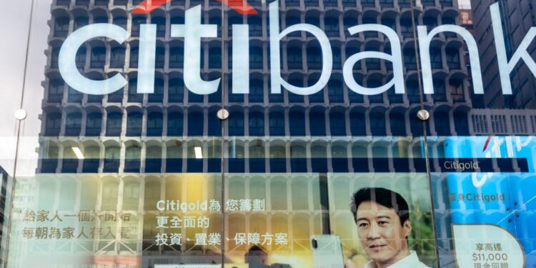 花旗銀行等中西方金融機構的代表與美國財政部金融犯罪執法網絡的負責人安德里亞·加基會面。（Getty images）
